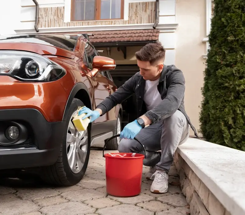 Lavage auto à domicile Val-du-Maine : professionnel intervenant sur un véhicule